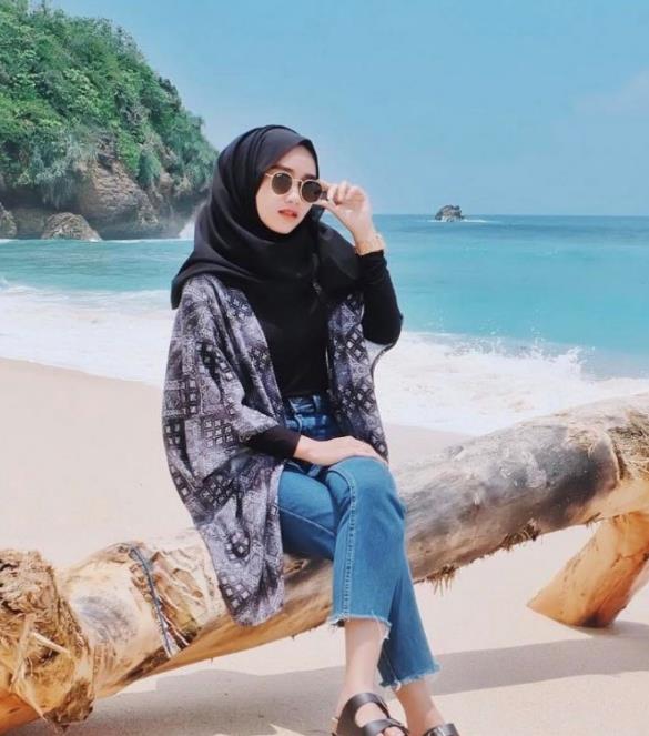 Read more about the article 10 OOTD Ke Pantai untuk Wanita yang Simple Dan Anti Ribet